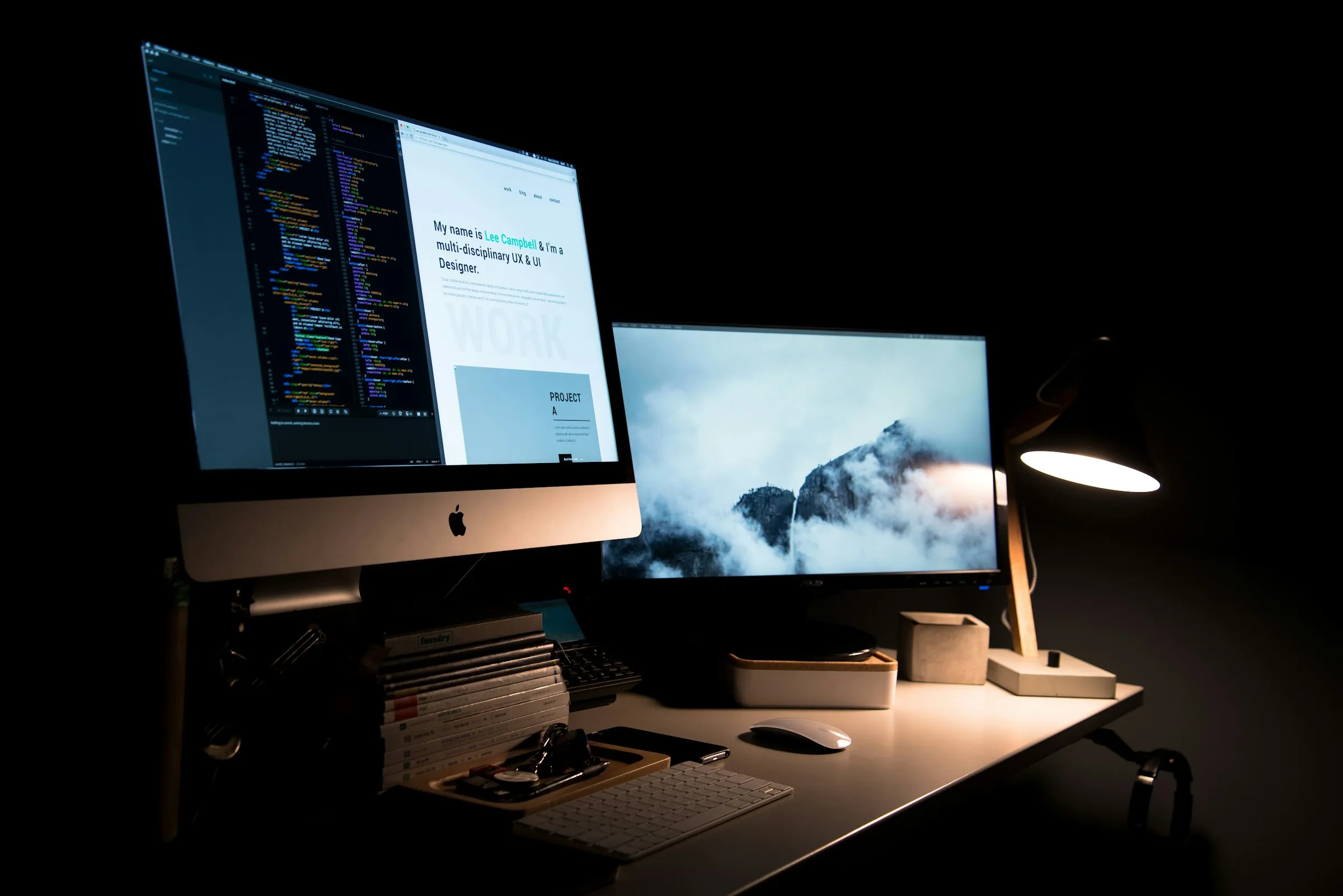 Postazione di lavoro con due monitor: editor di codice e anteprima di un sito web